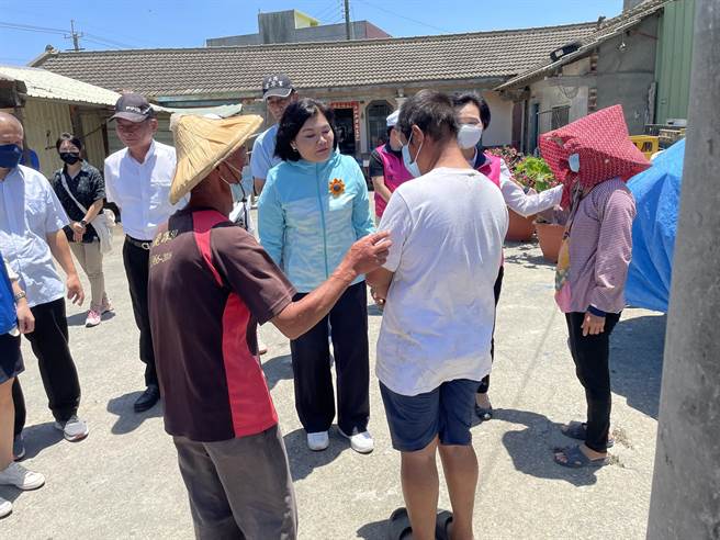 县长张丽善安慰苏小妹。（周丽兰摄）
