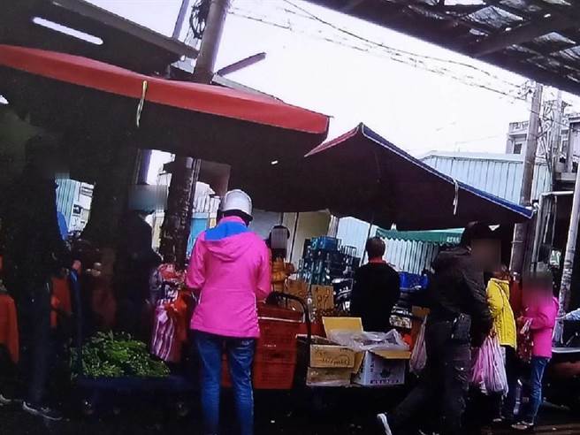 台中沙鹿1家水果攤販長期遭占用街道，4日遭警方強制清除物品引發網友正反意見，清水警分局5日澄清，該攤販多次勸導未果才強制執行。（民眾提供／潘虹恩台中傳真）