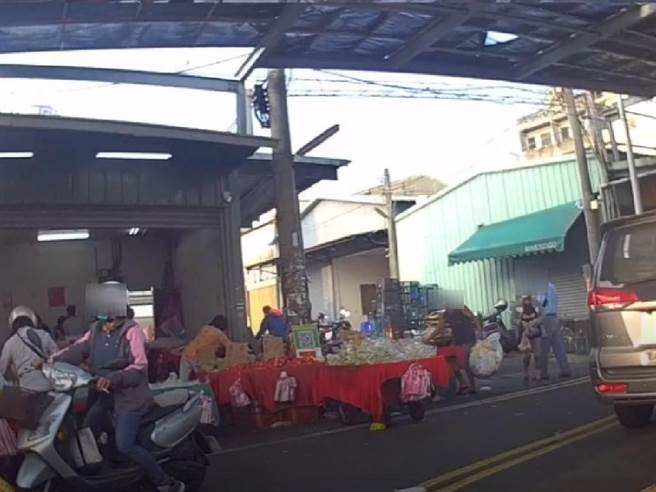 台中沙鹿1家水果攤販長期遭占用街道，4日遭警方強制清除物品引發網友正反意見，清水警分局5日澄清，該攤販多次勸導未果才強制執行。（民眾提供／潘虹恩台中傳真）