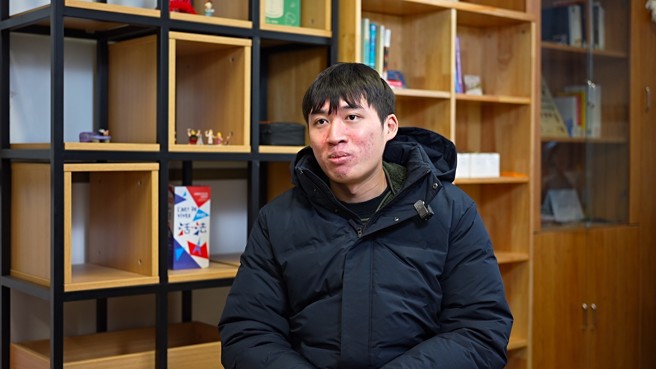 黄皓表示从小就非常喜欢靠海的城市，而青岛这座城市不论是在风景、人文、美食上，都深深吸引着自己。（图/旺北林洛安摄）