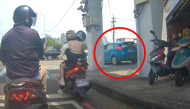 台中式右转？一辆轿车日前被目击在台湾大道四段与安和路口行驶在「人行道」上右转，网友笑说「看来是个机车骑习惯了，换上四颗轮子改不掉」。（翻摄自YouTube频道「WoWtchout - 地图型行车影像分享平台」）