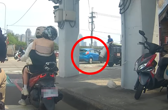 台中式右转？一辆轿车日前被目击在台湾大道四段与安和路口行驶在「人行道」上右转，网友笑说「看来是个机车骑习惯了，换上四颗轮子改不掉」。（翻摄自YouTube频道「WoWtchout - 地图型行车影像分享平台」）