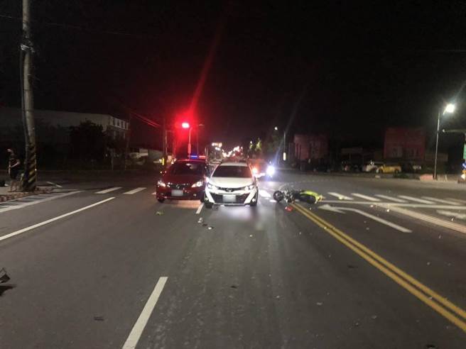 谢姓越南籍男子骑乘微电车搭载范姓同乡，4日晚间10时在斗六市石榴路与云科路一段与一辆自小客车碰撞，范男落地后遭后方2辆自小客追撞辗死，骑车的谢男竟然落跑。（警方提供）