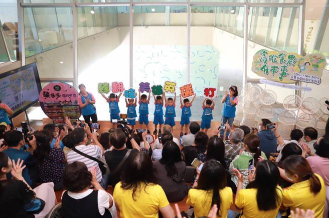 仁武国小附设幼儿园的师生以默剧形式演出引人深思的农食产业链与环境课题。(高雄市农业局提供)