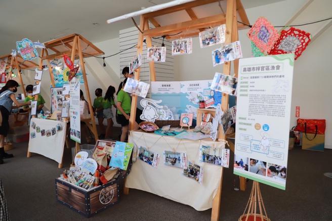 食农教育成果展，以「食农教育实践指南」为核心，展出本年度12所学校及农民老师的食农教学成果及特色教具。(高雄市农业局提供)