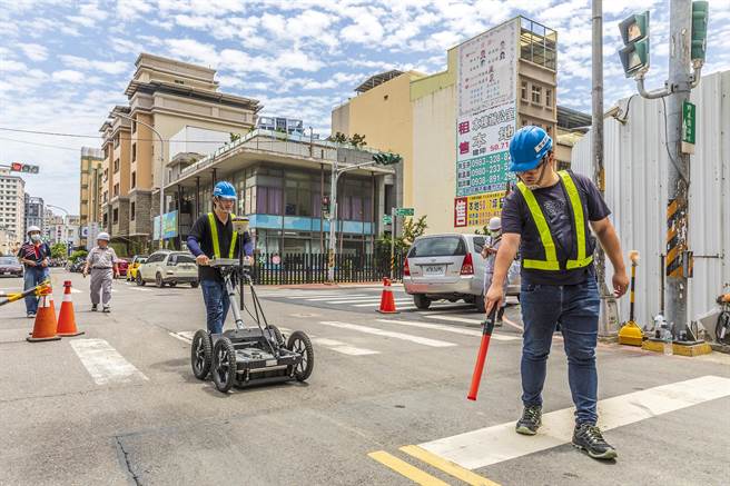 丰采520建商5日委请专业厂商以透地雷达探测地底10米的地质结构。（罗浚滨摄）