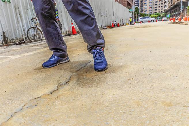 竹北十兴里长毛振福指出，事件发生后，原本平坦的路面，已出现下陷5公分的情形。（罗浚滨摄）