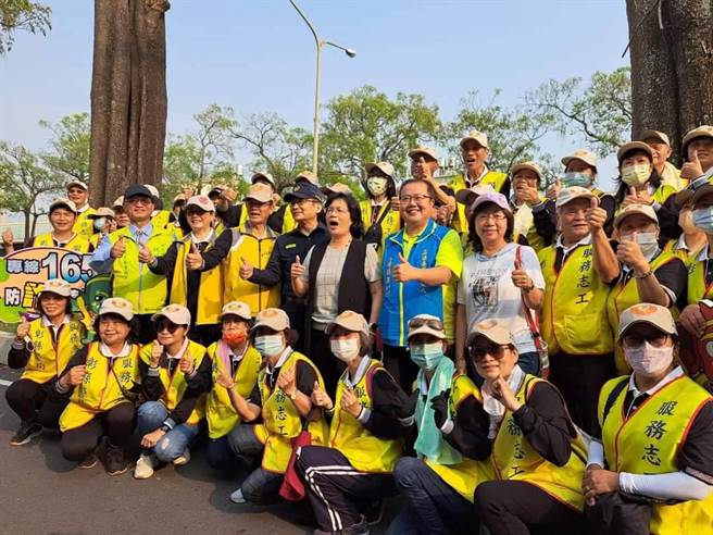 警方結合志工與百工百業宣導反詐騙。（彰化警分局提供／孫英哲彰化傳真）