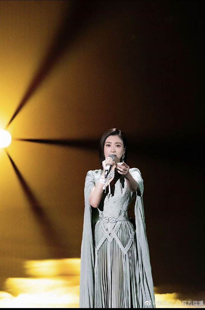 贾静雯身穿女神风礼服，献唱封后之作插曲。（摘自《乘风2023》微博）