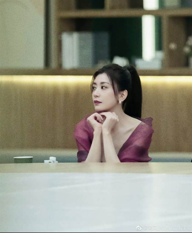 贾静雯突破舒适圈，勇敢挑战唱跳。（摘自《乘风2023》微博）