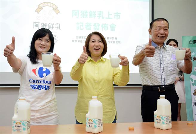 屏东酪农与家乐福合作，提供平价鲜乳嘉惠消费者。（林和生摄）