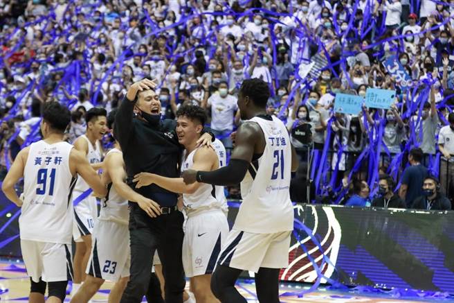 政大雄鹰篮球队达成UBA三连霸的好成绩，校方也宣布正式推出运动学程 。(政大提供)