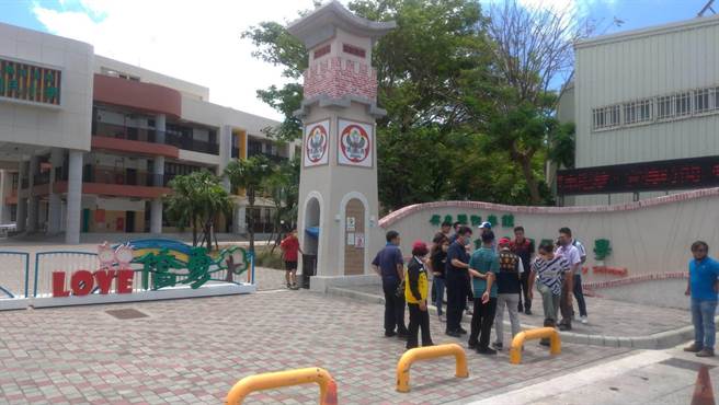 恒春警方与相关单位经会勘后，决定在该车祸现场、也就是侨勇国小校门前的交通号志从闪光改为三色运作。（警方提供／谢佳潾屏东传真）