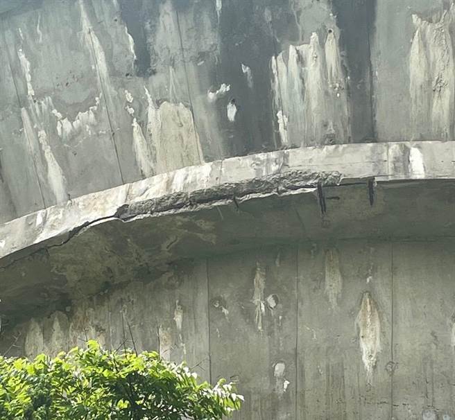 桃园市歷史建筑「尖山配水池」外观钢筋裸露，民代邀集市府单位会勘修缮，避免校内师生发生危险。（游吾和提供／蔡明亘桃园传真）