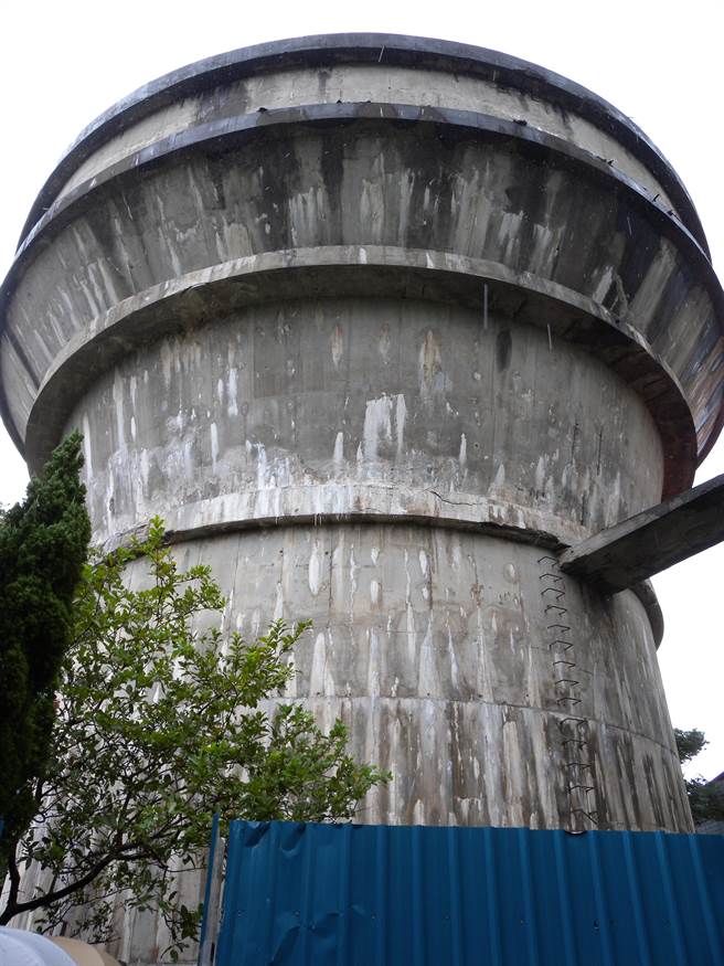 桃园市歷史建筑「尖山配水池」拥有将近50年歷史，为桃园推动自来水民生设施重要见证，2018年登录为歷史建筑。（文化局提供／蔡明亘桃园传真）