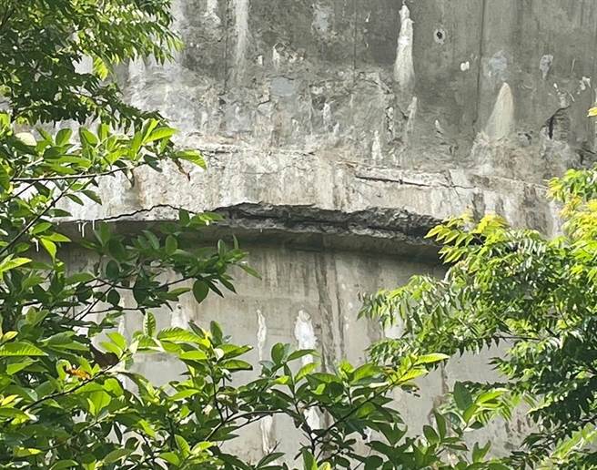 桃园市歷史建筑「尖山配水池」外观钢筋裸露，民代邀集市府单位会勘修缮，避免校内师生发生危险。（游吾和提供／蔡明亘桃园传真）