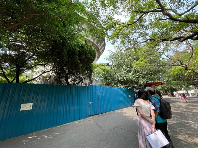 桃园市歷史建筑「尖山配水池」水塔周边已搭起围篱防护。（文化局提供／蔡明亘桃园传真）