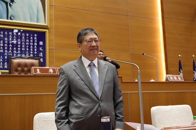 新竹县长杨文科在新竹县议会第20届第1次定期会中，向议会报告4年来施政成果。（邱立雅摄）