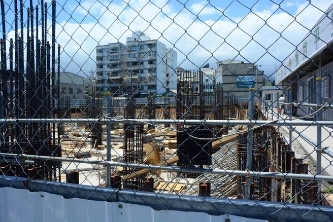 门诺医院在美崙田径场对面兴建「健康管理中心大楼」正动工。（王志伟摄）