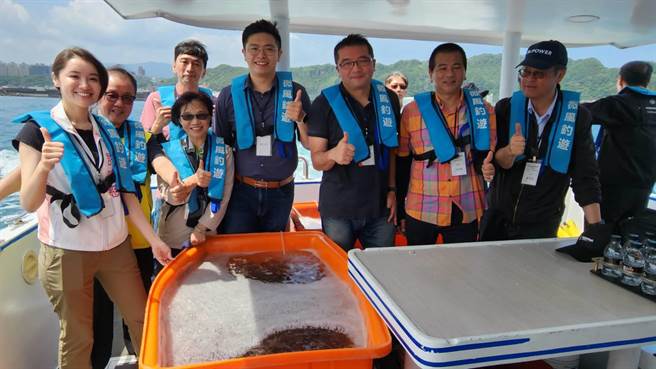 ▲产发处长林鼎超（中）与议员张颢瀚（左四）、议员许睿慈（左一）及渔会同仁合影。（基隆市政府提供／徐佑升基隆传真）