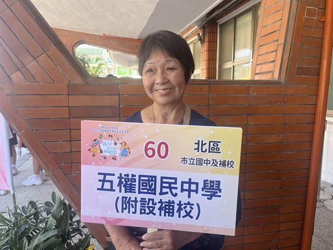 台中市教育局5日表扬台中市5715名模范生，其中78岁叶金连为现场高龄模范生之一，展现了「活到老，学到老」精神。（潘虹恩摄）