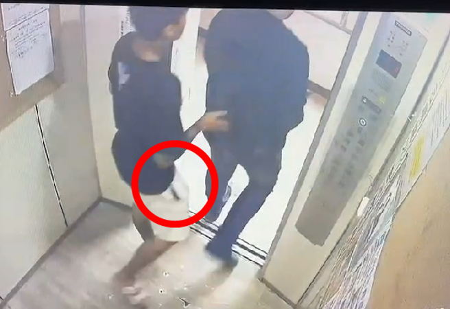 3日中午曾姓嫌犯陪着丁男回到大楼，大楼内电梯监视器画面曝光，只见丁男神色相当紧张，曾男口袋鼓鼓的，疑似预藏枪枝。（翻摄画面）