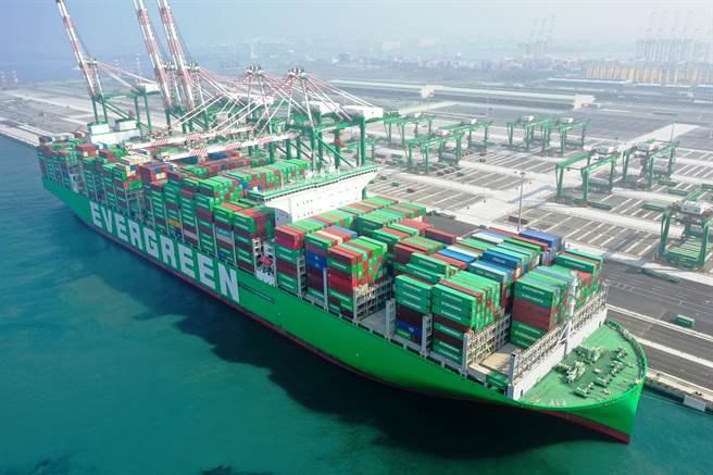 2.4万TEU级货柜轮试靠泊第七货柜中心。（翻摄照片／高雄洪靖宜传真）