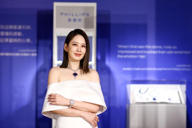 Melody担任拍卖会开展嘉宾，她分享自己曾透过电话在纽约拍卖会上竞标一对耳环。 （邓博仁摄）