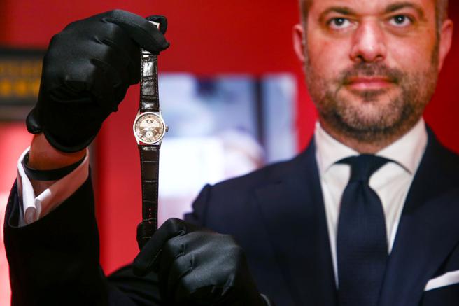 清朝末代皇帝爱新觉罗溥仪生前拥有的百达翡丽编号96「Quantieme Lune」腕表，近日登上富艺斯拍卖会。（邓博仁摄）