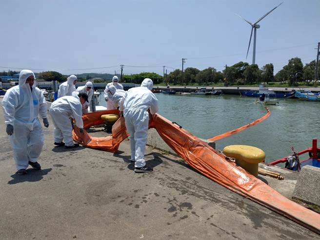 新竹市政府5日在海山渔港举办海洋污染紧急应变暨海难救助演练，环保舰队拉设拦油索。（新竹市政府提供／王惠慧新竹传真）