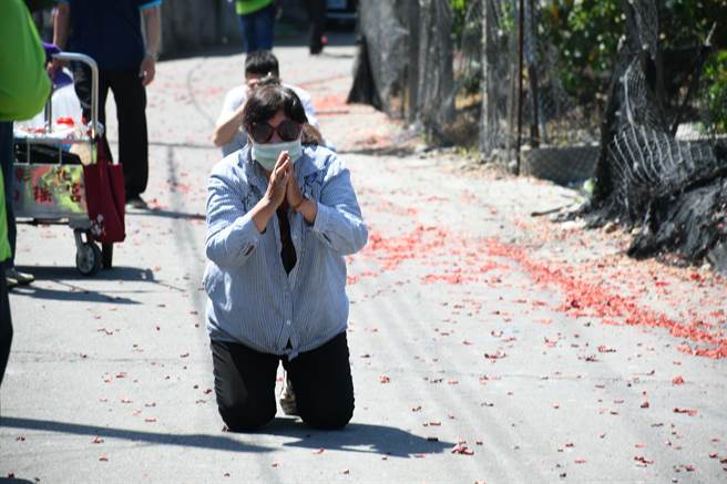 彰化南瑶宫笨港进香回銮队伍行经之处，热情信眾相迎。（彰化市公所提供／孙英哲彰化传真）