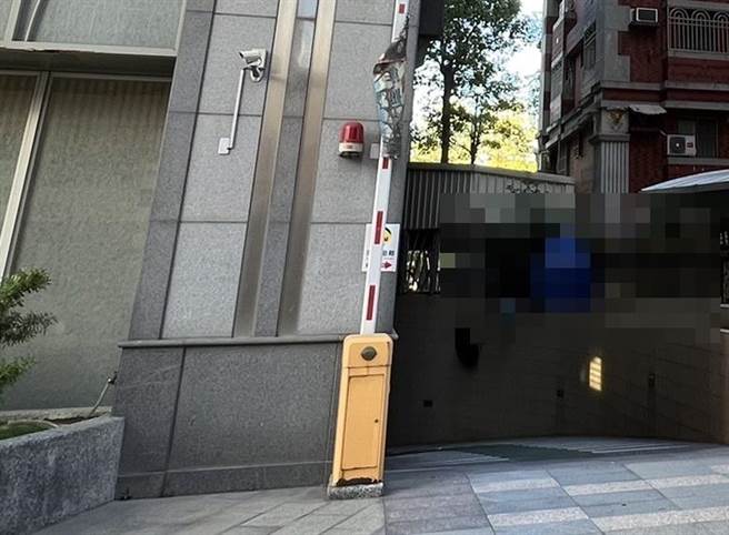 前镇传出有妇人坠楼。（翻摄照片／高雄洪靖宜传真）