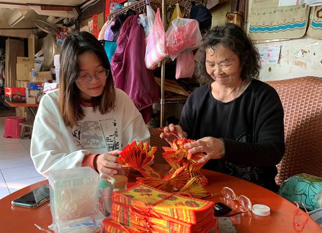 美玉阿嬤一人扶養三個孫子女長大，個個讀到大專。（雲林家扶中心提供）