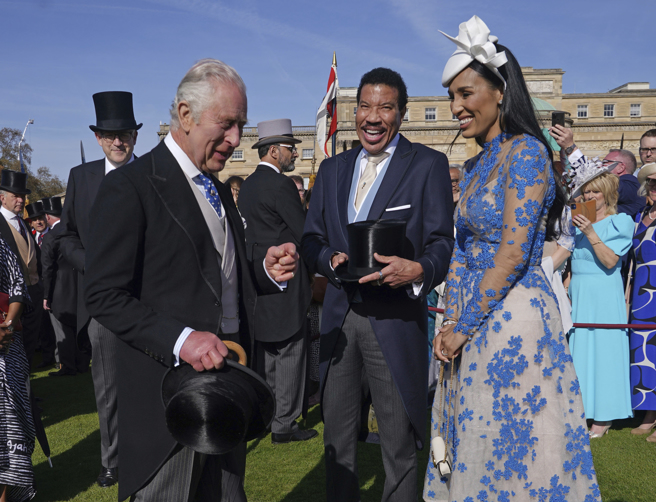 王室3日在白金汉宫举行花园派对，数千名宾客到场祝贺，包括美国老牌歌手莱诺李奇。（图／美联社）