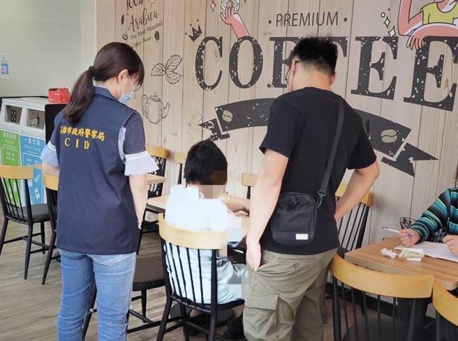 高雄国三少年因不满手机被没收，负气离家出走，后续高雄市少年队循线寻找，在距离少年家6、7公里的超商内寻获饿昏的少年。（翻摄照片／崔正纲高雄传真）