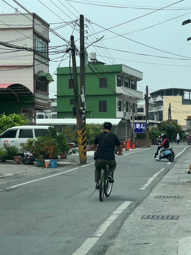 高雄市少年队员警骑着少年的脚踏车回派出所。（翻摄照片／崔正纲高雄传真）