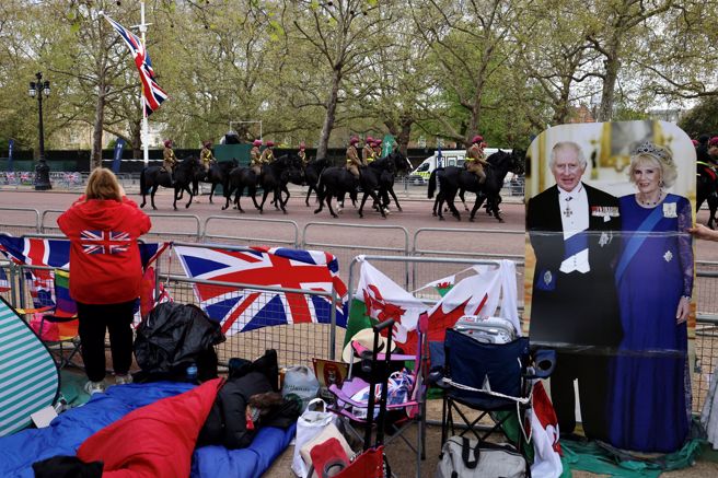 为了在加冕当天能亲眼目睹国王风采，不少王室支持者好几天前就到游行地点旁扎营占位。（图／路透）