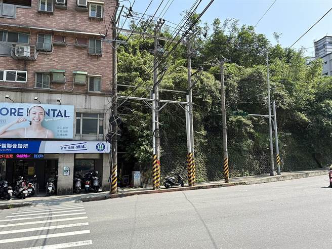 基金一路的电线杆林立占据人行道，造成行人不便。（蔡适应办公室提供／徐佑升基隆传真）