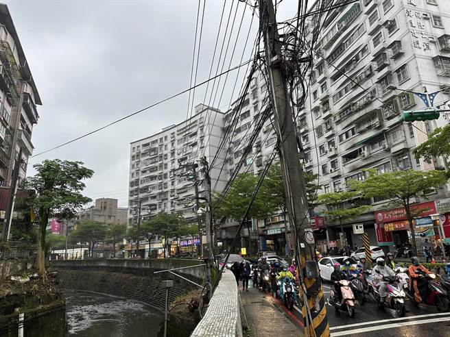 电线杆占据人行道，造成行人不便。（蔡适应办公室提供／徐佑升基隆传真）