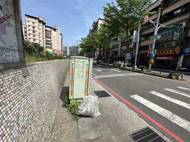 基金一路变电箱也阻挡行人通行。（蔡适应办公室提供／徐佑升基隆传真）