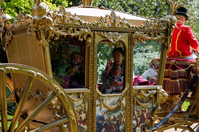 线上叫车平台Uber推出平民版皇家马车，邀请民眾搭乘，体验当一日国王。（图／路透）