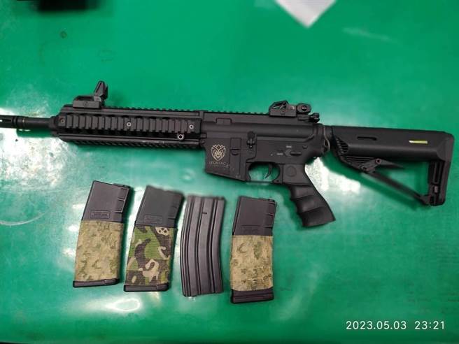 苗栗县警刑大扫黑专责队扫荡竹联帮雷堂，扣获彷真长枪一把。（读者提供／谢明俊苗栗传真）