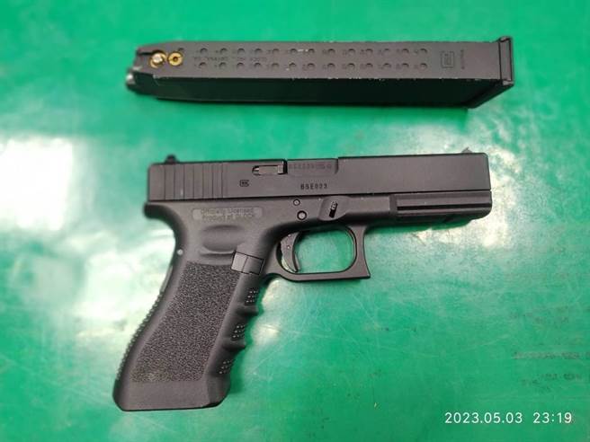 苗栗县警刑大扫黑专责队扫荡竹联帮雷堂，扣获彷真手枪一把。（读者提供／谢明俊苗栗传真）