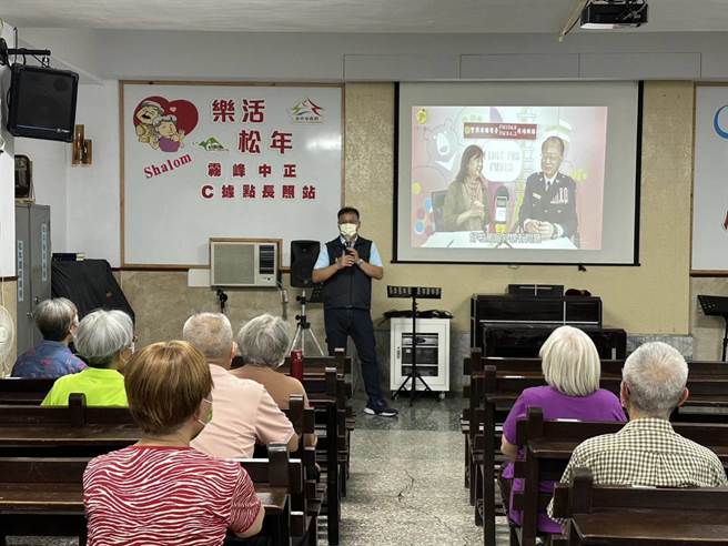 内政部警政署于5日举办「全民防诈 艺起发声」反诈记者会，台中市政府警察局雾峰分局积极响应，组成「防诈护卫队」主动至雾峰基督长老教会进行防诈宣导。（雾峰警分局提供／潘虹恩台中传真）