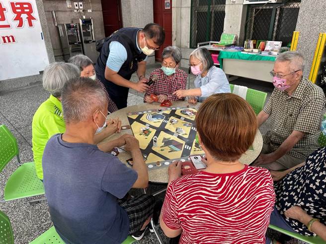 雾峰警分局除解说常见诈骗手法及术语外，更透过桌游翻转警民视角，让长辈深刻体验警方劝阻受骗民眾的辛苦。（雾峰警分局提供／潘虹恩台中传真）