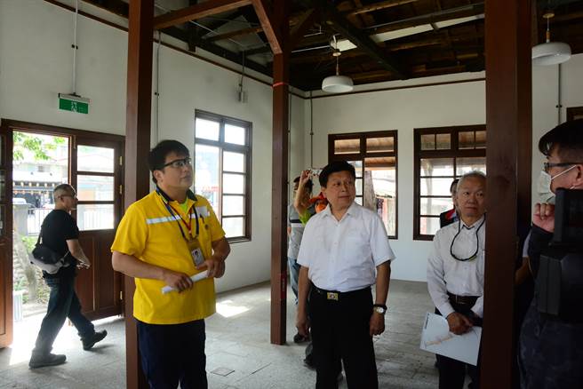 立委傅昆萁邀集台铁一同会勘旧铁路医院修復工程。（王志伟摄）