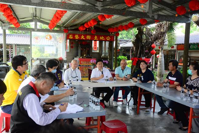 立委傅昆萁今天邀集台铁局、花莲县府文化局及石艺大街摊商会勘旧花莲铁路医院修復工程，针对未来租约、淹水问题等面向讨论。（王志伟摄）