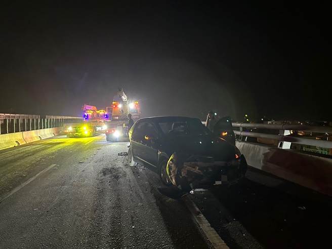 台中市大安区台61线南下138K处2日晚间7时23分发生9车及1台重机连环撞事故，疑为地面打量泥沙导致车辆打滑，幸无人伤亡。（民眾提供／潘虹恩台中传真）