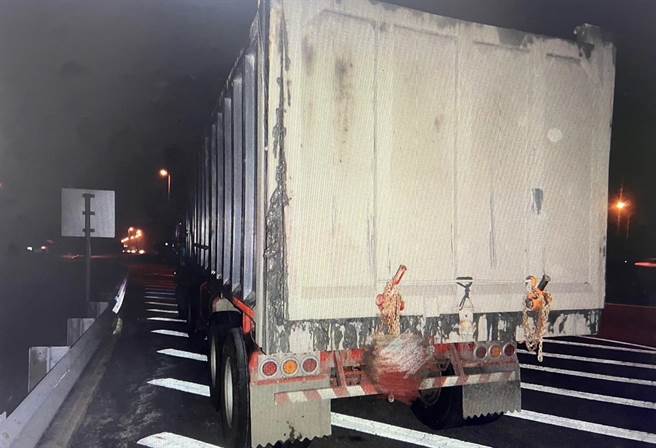 台中市台61线138K处2日晚间7时23分发生10部车辆疑因路面大量泥土打滑失控自撞道路墙面，警方漏夜追查隔日即通知廖姓驾驶到案说明并开罚。（民眾提供／潘虹恩台中传真）