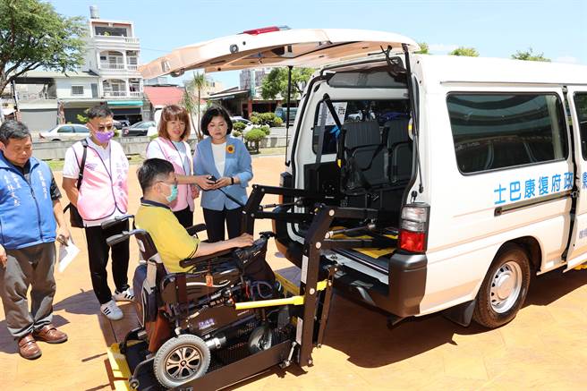 臺北市三观感恩协会会员，5日集资捐出的第一辆復康巴士，选择云林县。（周丽兰摄）
